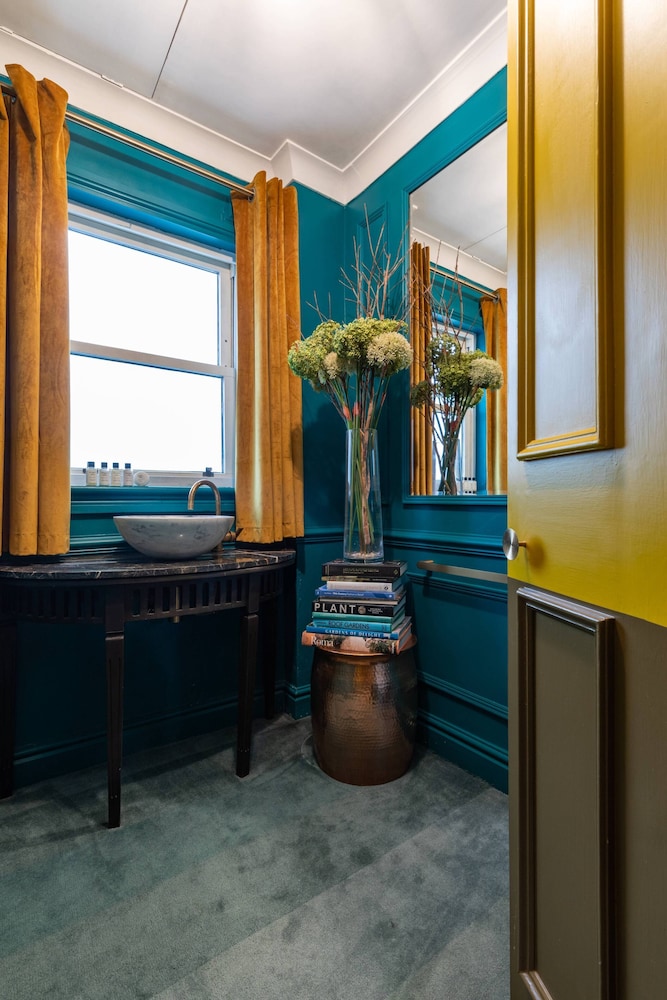 Penywern Road IV by Onefinestay