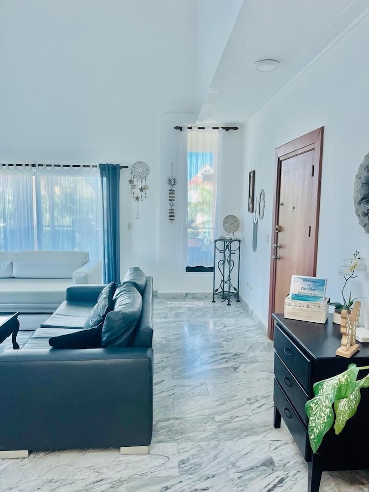 2 Minutes Walk to Beach Huge 3 bdrm Condo with Pool