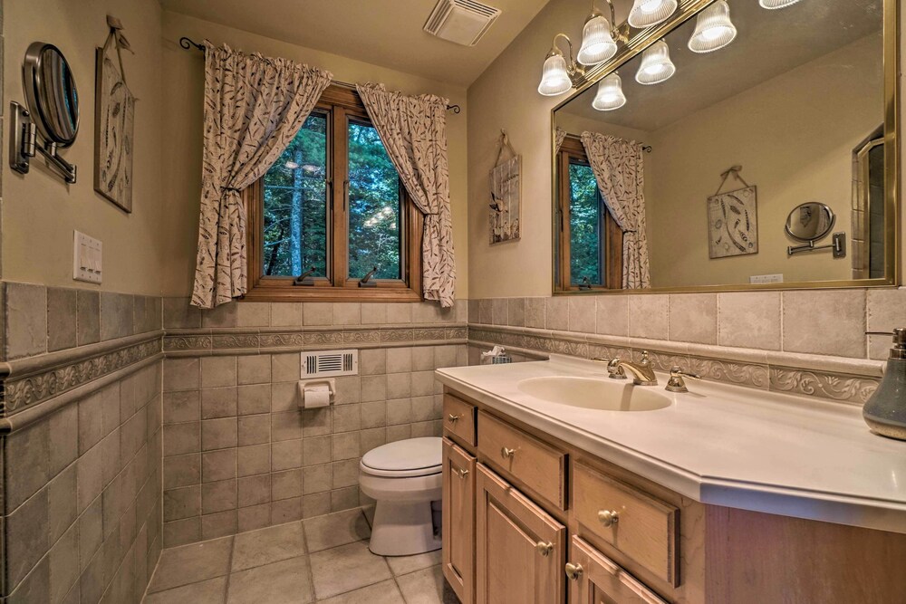 Hilltop Home w/ Panoramic Forest & Mountain Views!