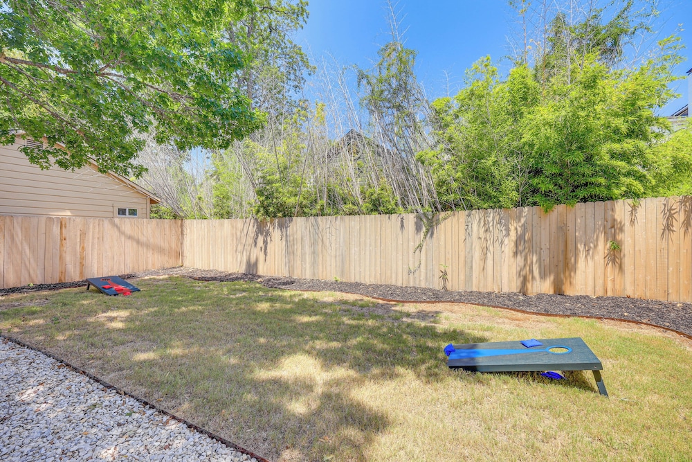 1 Mi to Dtwn: Family Home in San Antonio!