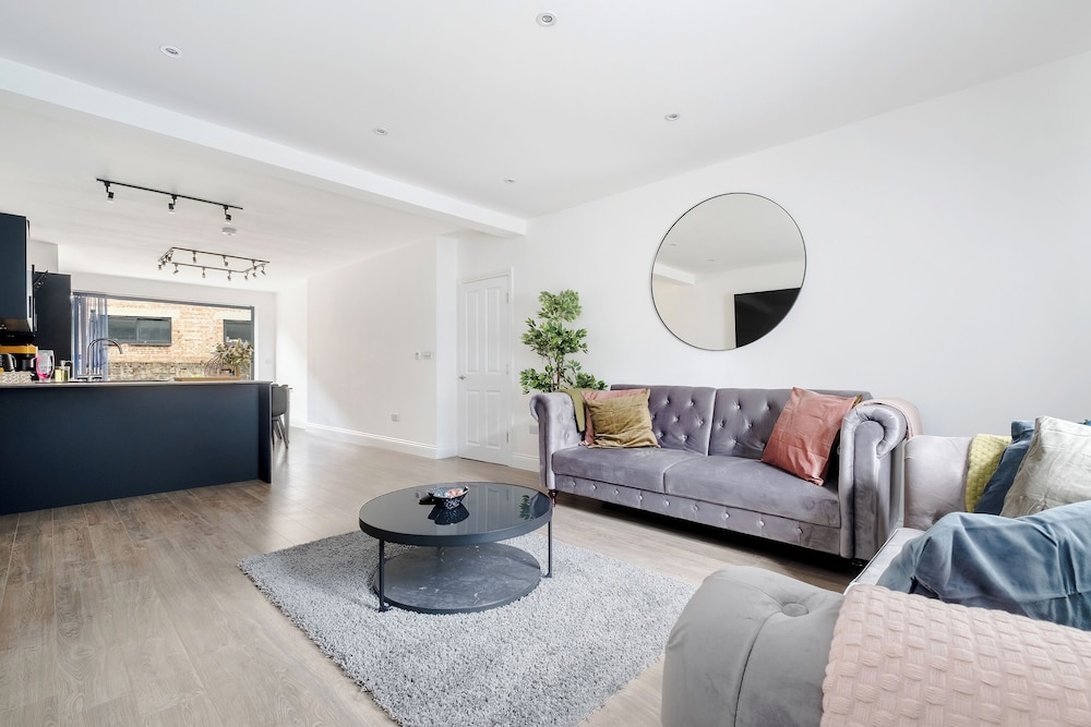 Luxury 4 Bedroom House in Central London