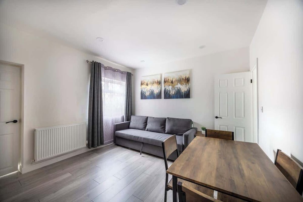 3bedroom 2 Bathroom House-free Parking 5 Beds