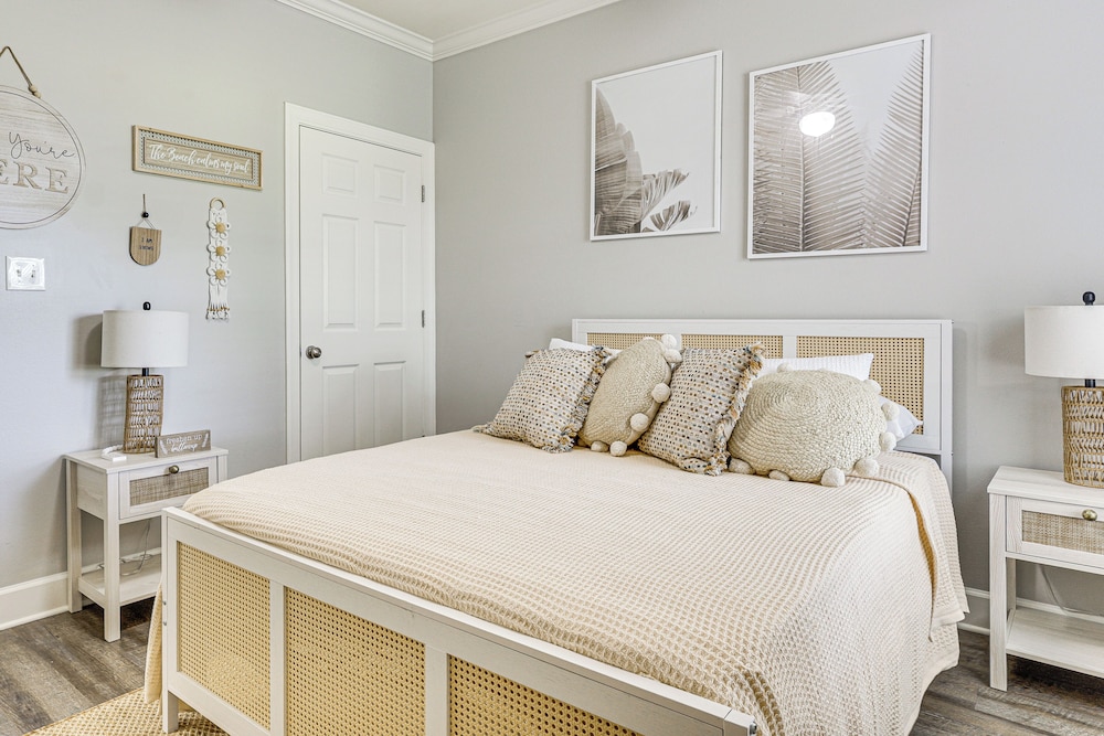 3 Mi to Owa: Modern Condo w/ Resort Pool!