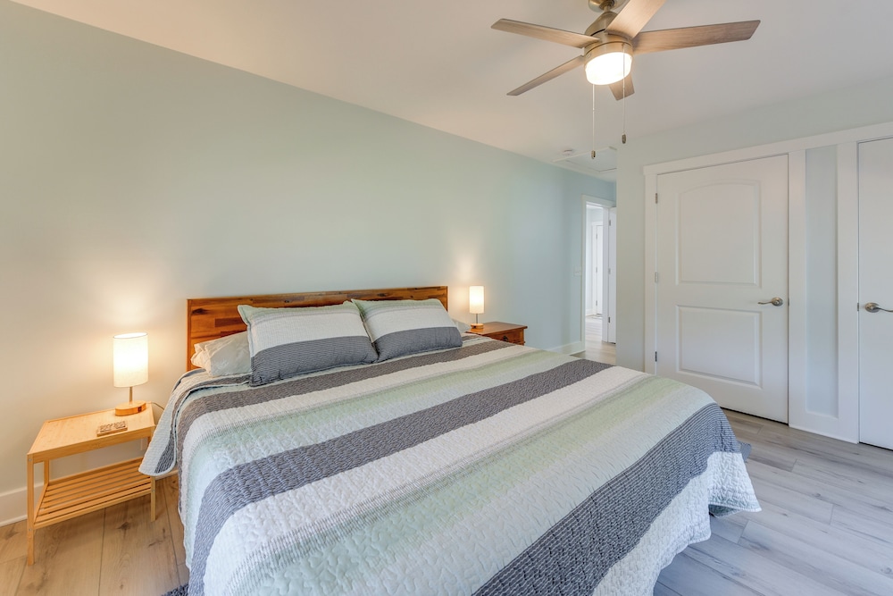 5 Mi to Dtwn Beaufort: Home w/ Screened-in Patio