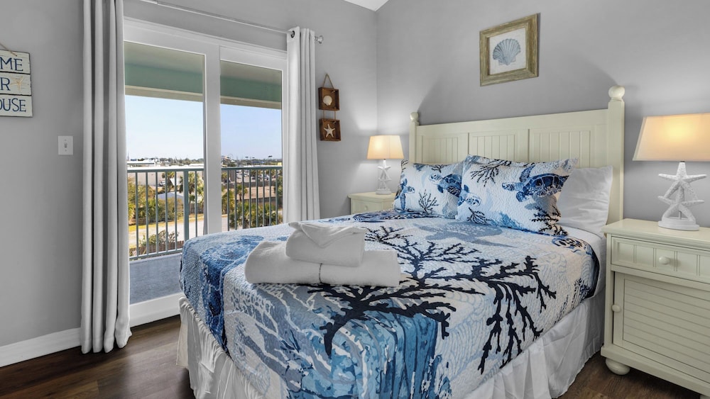 Sand Castles West A4: Steps to Beach, Pools, Private Balcony & More!
