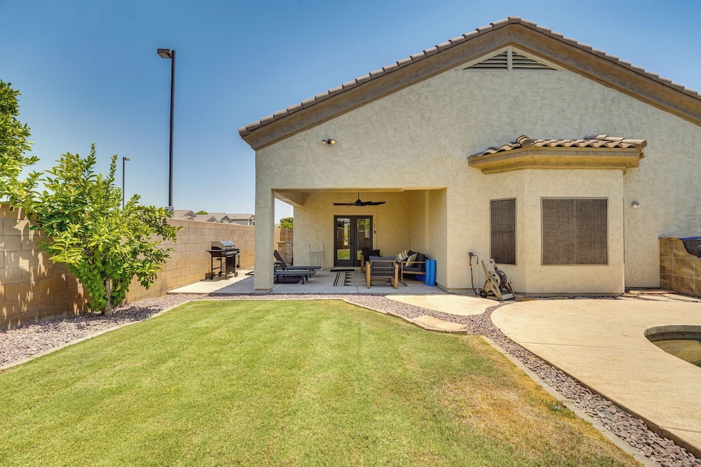 Heated Pool & Yard: Gilbert Getaway!