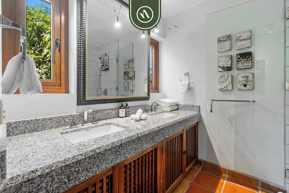Stylish 2 BR Condo in Romantic Zone - Rooftop Pool