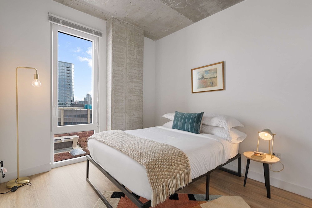 4BR Group Retreat Near Lincoln Park