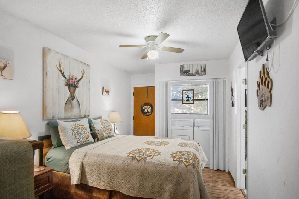 Eagle's Nest - Hot Tub, Deck & Prime Location 2 Bedroom Cabin view 2