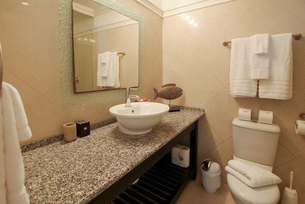 Large Townhouse with Plunge Pool, 3 mins from Beach - Turtle View 2 by BSL Rentals