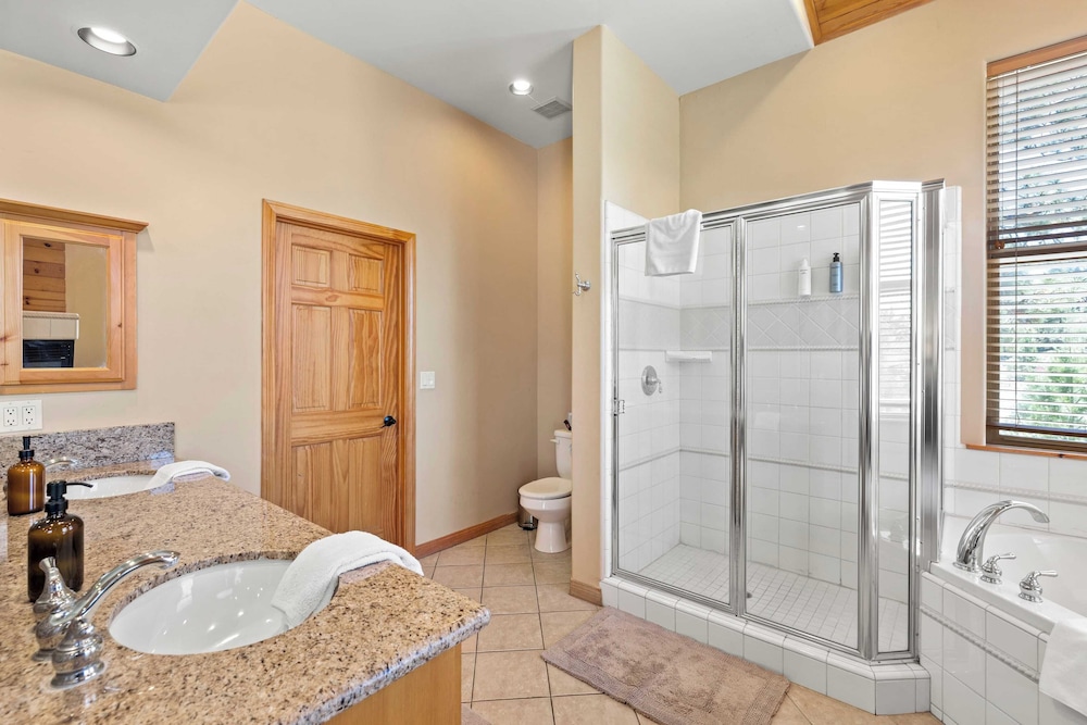 Sleeps 27 2 Homes Near the Lake, Hot Tub + Views Castle Glen Estates