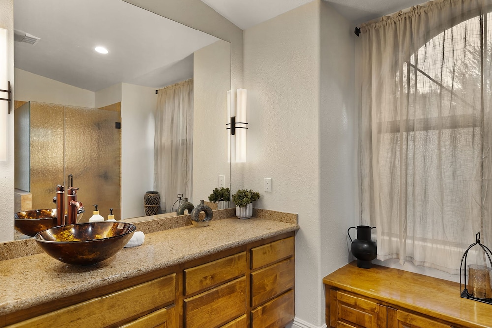 Mammoth Rock Splendor-close to Town Huge Spa Game Room