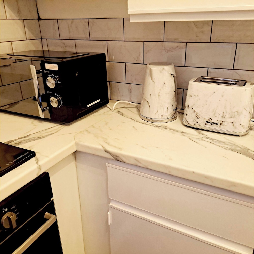 Cozy 2BR Home Pets Welcome Free Parking & Wifi