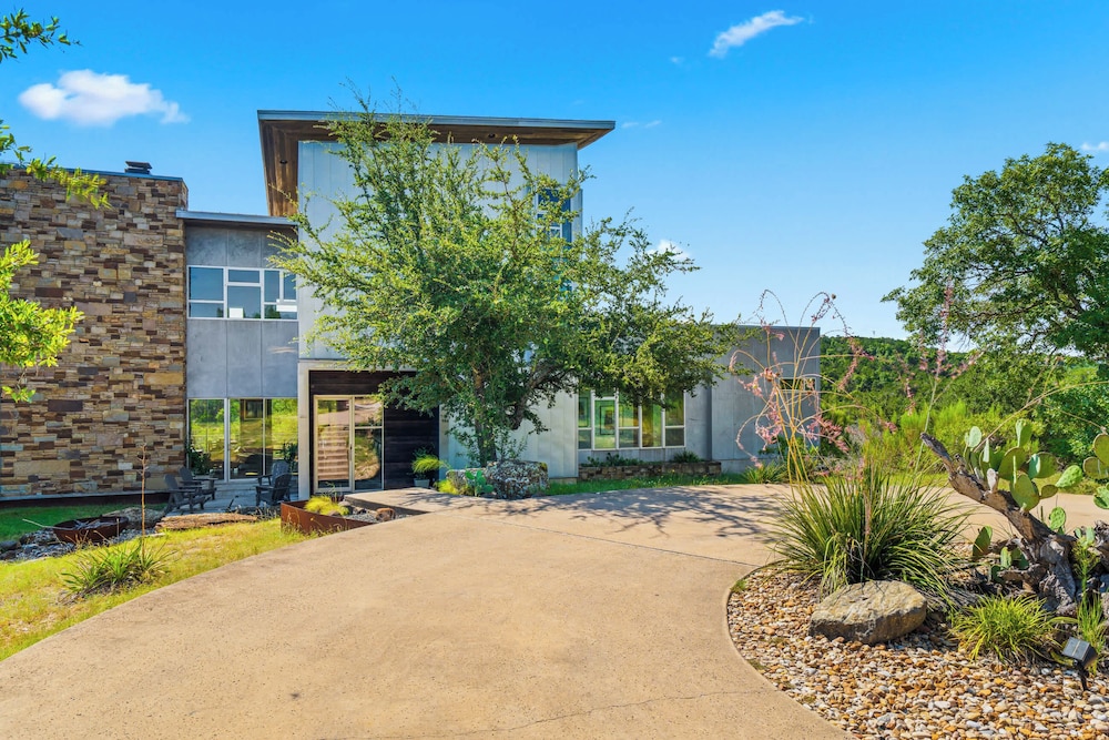 Luxury 4BR Hilltop Retreat Hot Tub & Scenic Views