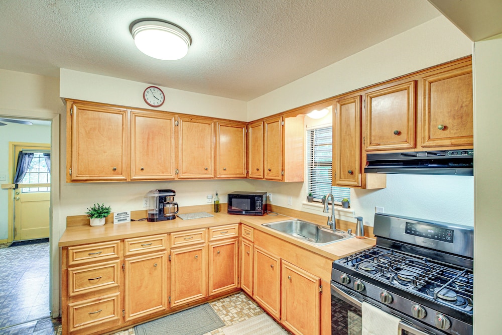 4 Mi to Mcgee Beach: Corpus Christi Home w/ Patio