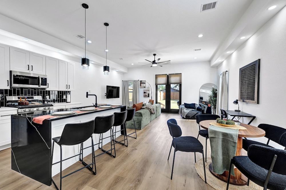 5 Mi to NRG Stadium: Modern Escape w/ Patio & Yard