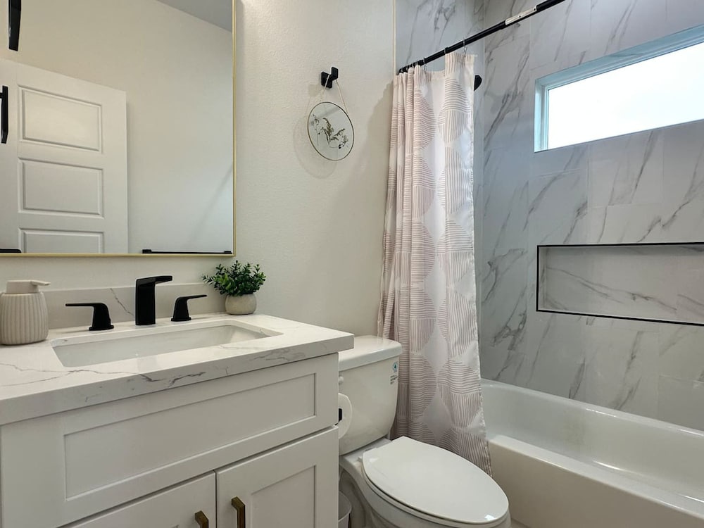 Quiet 3BR Home Fast Access to IAH Downtown