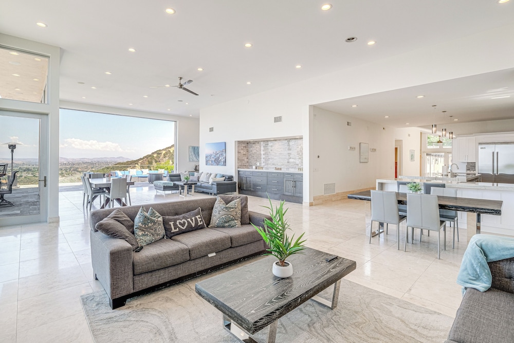 Pool & Coastline Views: Luxe La Jolla Home