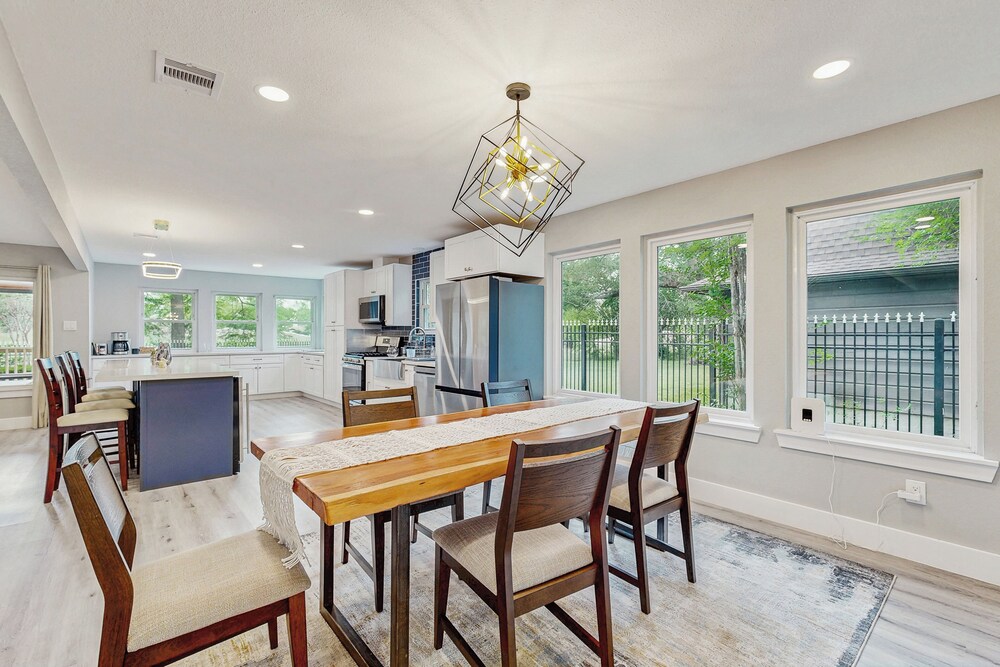 Relaxing Dog-friendly Home w/ Deck & Wifi