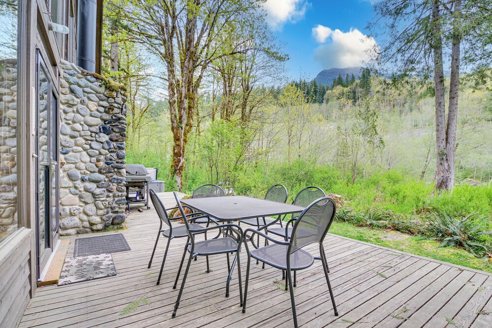 Riverfront Skykomish Cabin w/ Private Hot Tub!