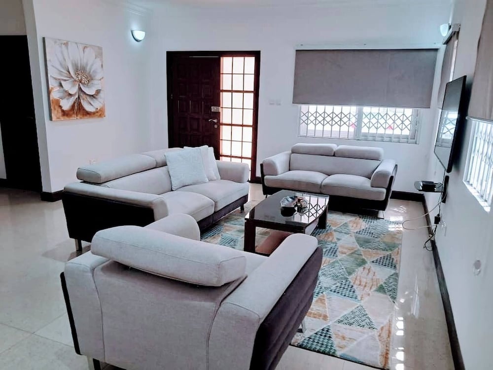 Stylish 3 Bedroom House Near Airport & Marina Mall