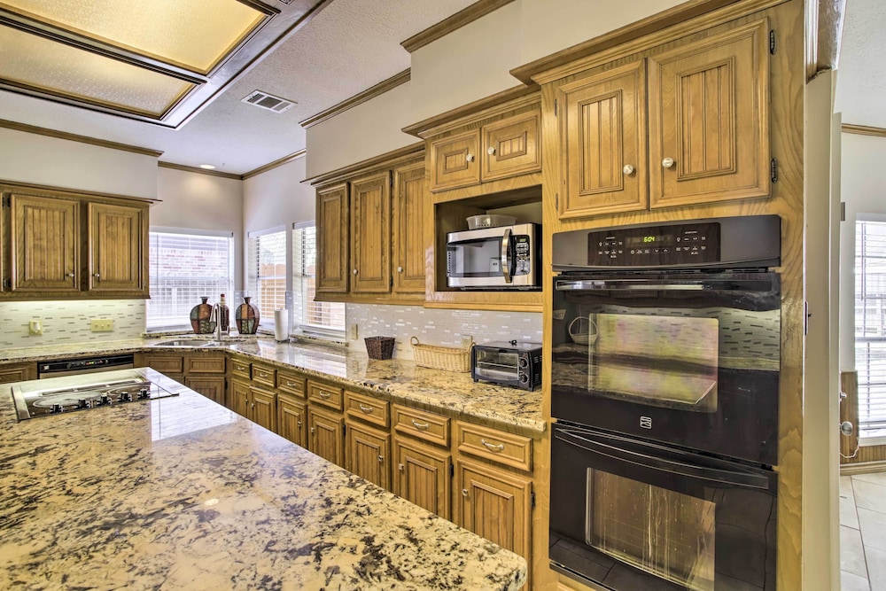 Spacious Houston Getaway ~ 23 Mi to Downtown! view 5