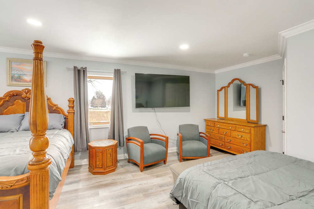 7 Mi to Cedar Point: Retreat w/ Hot Tub & Gazebo