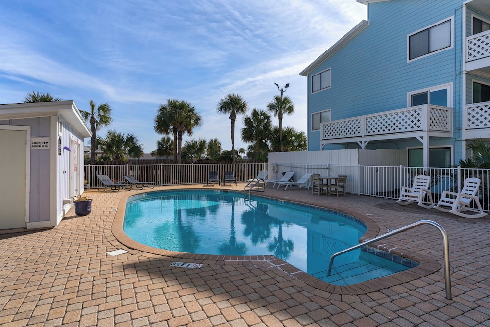 Sand Castles West A4: Steps to Beach, Pools, Private Balcony & More!