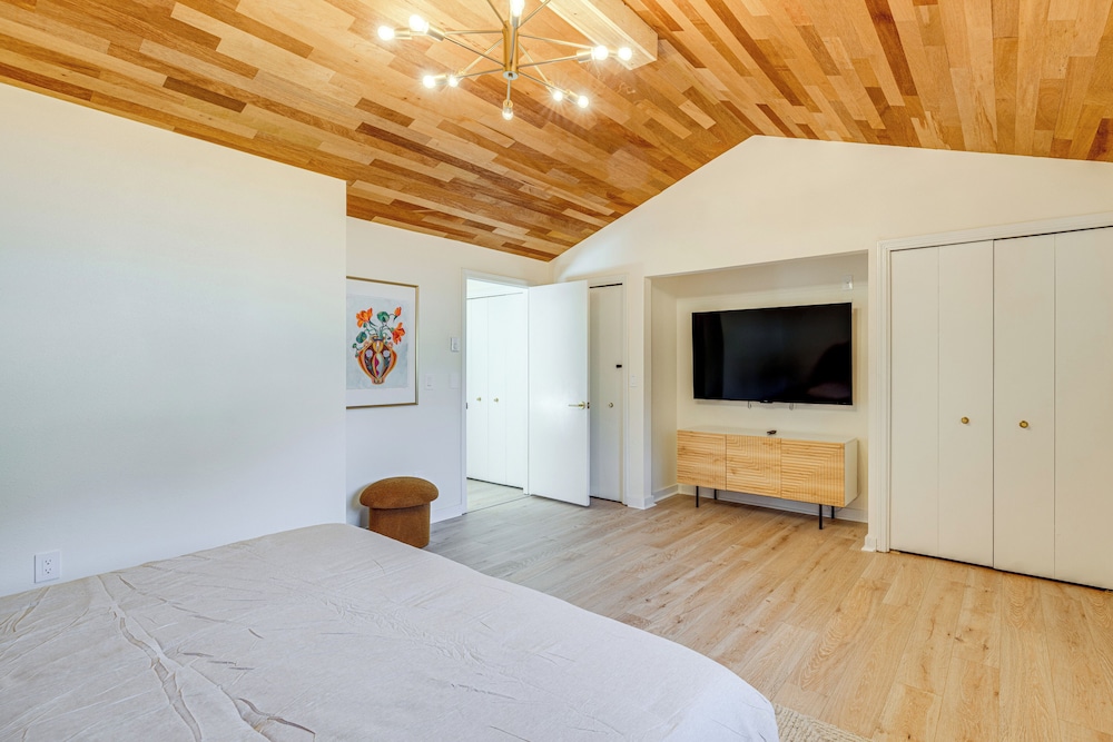 Modern Oregon Cottage w/ Hot Tub: Walk to Beach!