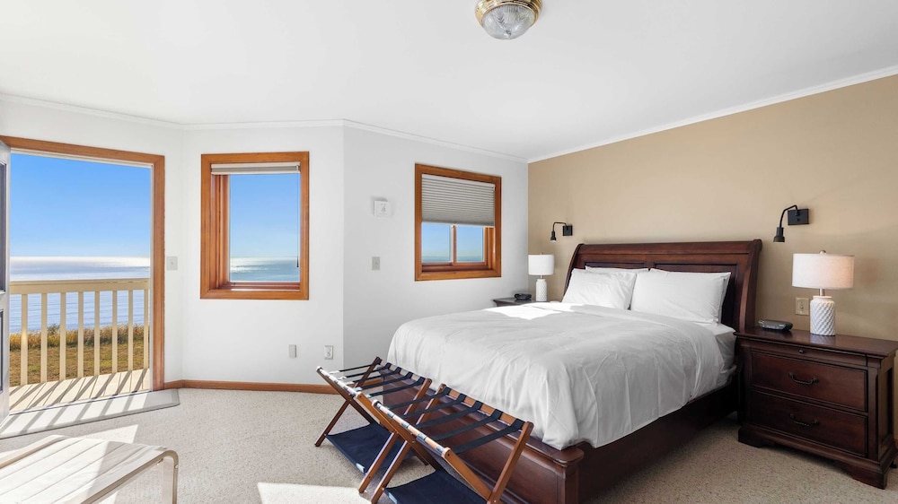 Seacliff Haven Waterfront Luxury, Stunning Views, Hot Tub & Game Room