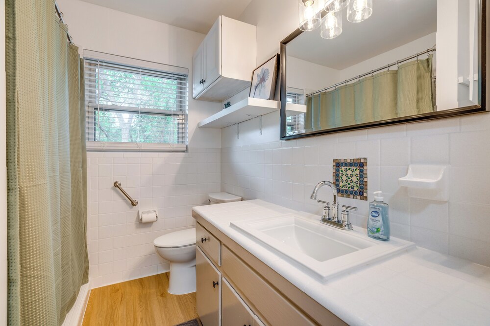 Walk to UT Austin! Charming Duplex w/ Game Room