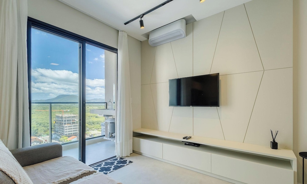 Your Exclusive Stay Just Steps From the sea in Meia Praia - FFS II