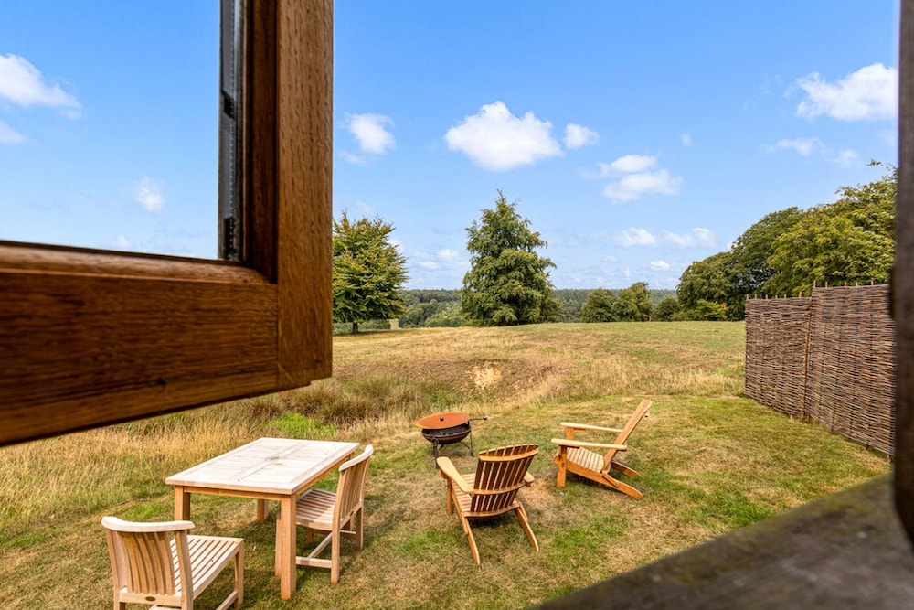 Quercus Redwood - Sleeps 4 - From 375 Per Night