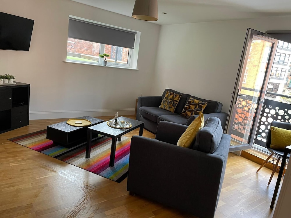 Hull Spacious Guest House-3 view 2