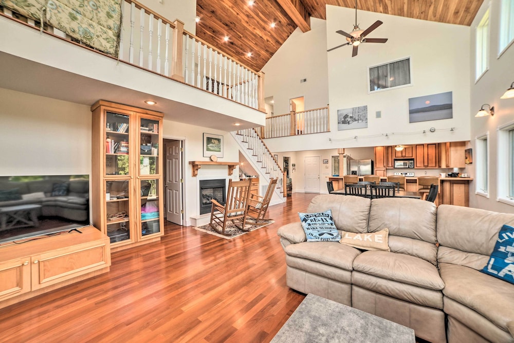 3,000 Sq Ft A-frame Home on Kentucky Lake w/ Dock!