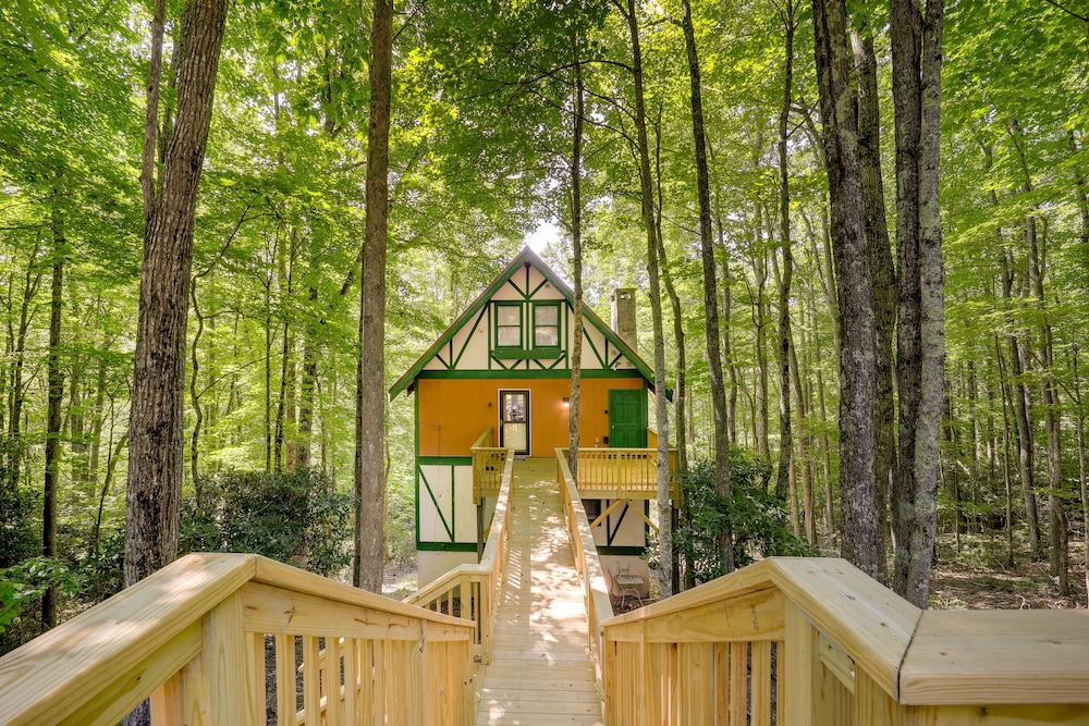 Decks & Views: Scenic Cabin in Beech Mountain!