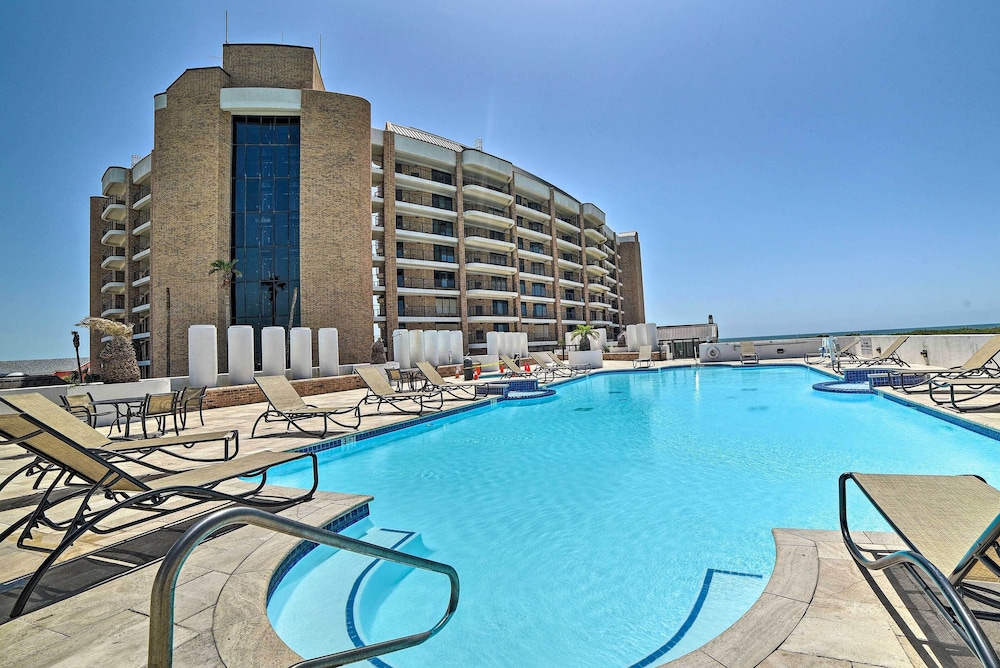 7th-floor Oceanfront Unit w/ Pools in Port Aransas