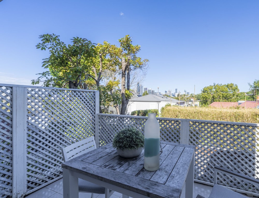 Kozyguru | Balmain | Townhouse bridge view or Charming Comfy Studio