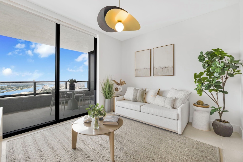 Experience Luxury & Bayfront Views