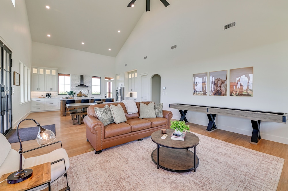 Rural Home w/ Hot Tub < 7 Mi to Winery & Golfing