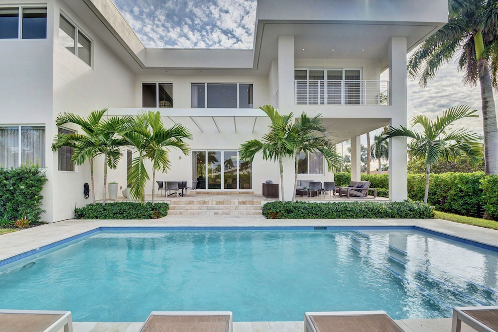 Luxurious Beach Retreat w/ Heated Pool&basketball