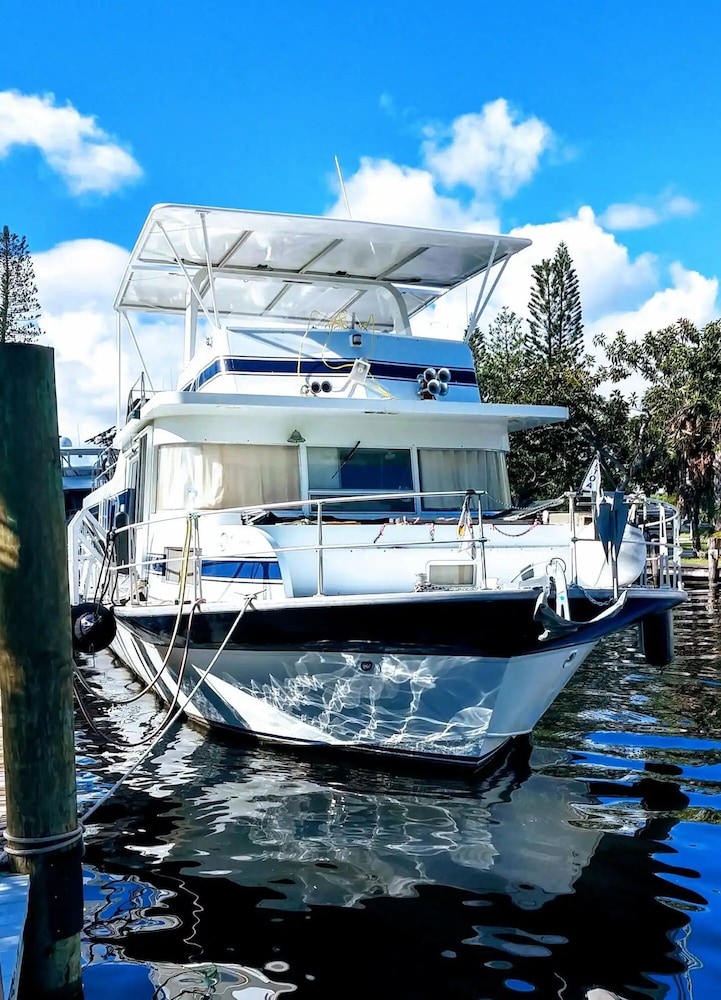 62' Yacht M/v Possibilities On Wide Private Canal 3 Bedroom Houseboat