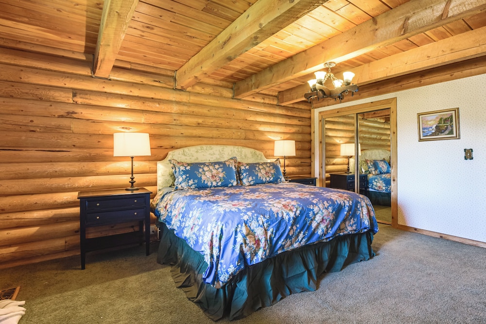Ski, Hike & More: Homey Huntsville Retreat!