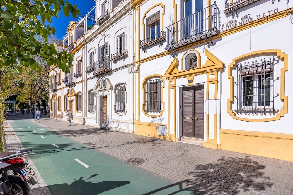 Cheerful 6 Bedroom House in Seville With Terraces