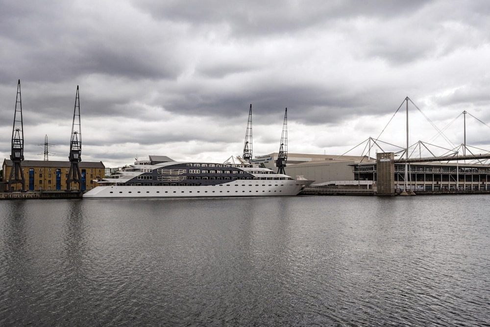 Panoramic Docklands Home With Waterfront Views by Underthedoormat