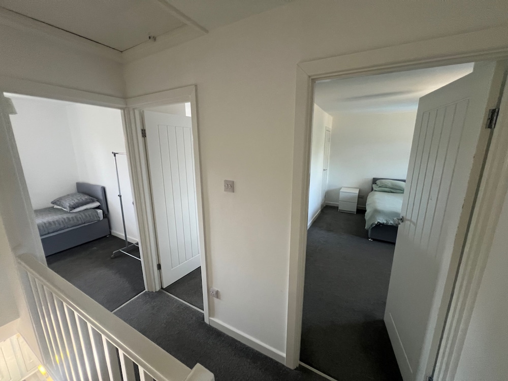 3 Bedroom House - Sleeps 6 & Free Parking