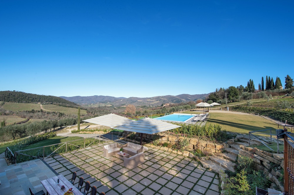 Villa Chianti With Infinity Pool And Vineyard View