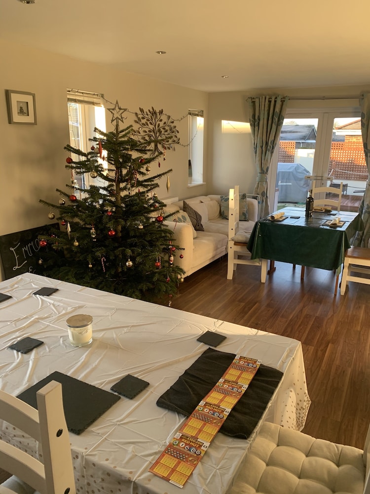 Impeccable Bungalow in Fair Oak, Hampshire view 4