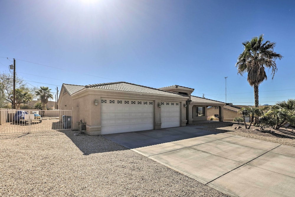 Pool + Jacuzzi: Lake Havasu Home!