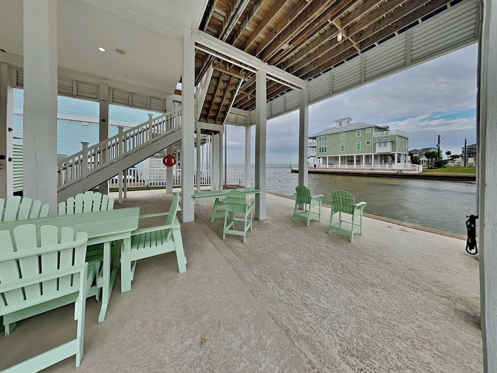 Rosé By The Bay by Ryson Vacation Rentals